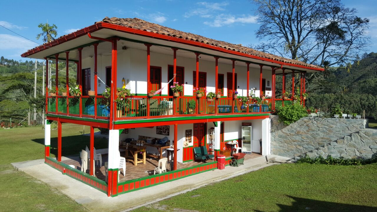 Finca cafetera tradicional con cafetales y proceso de secado